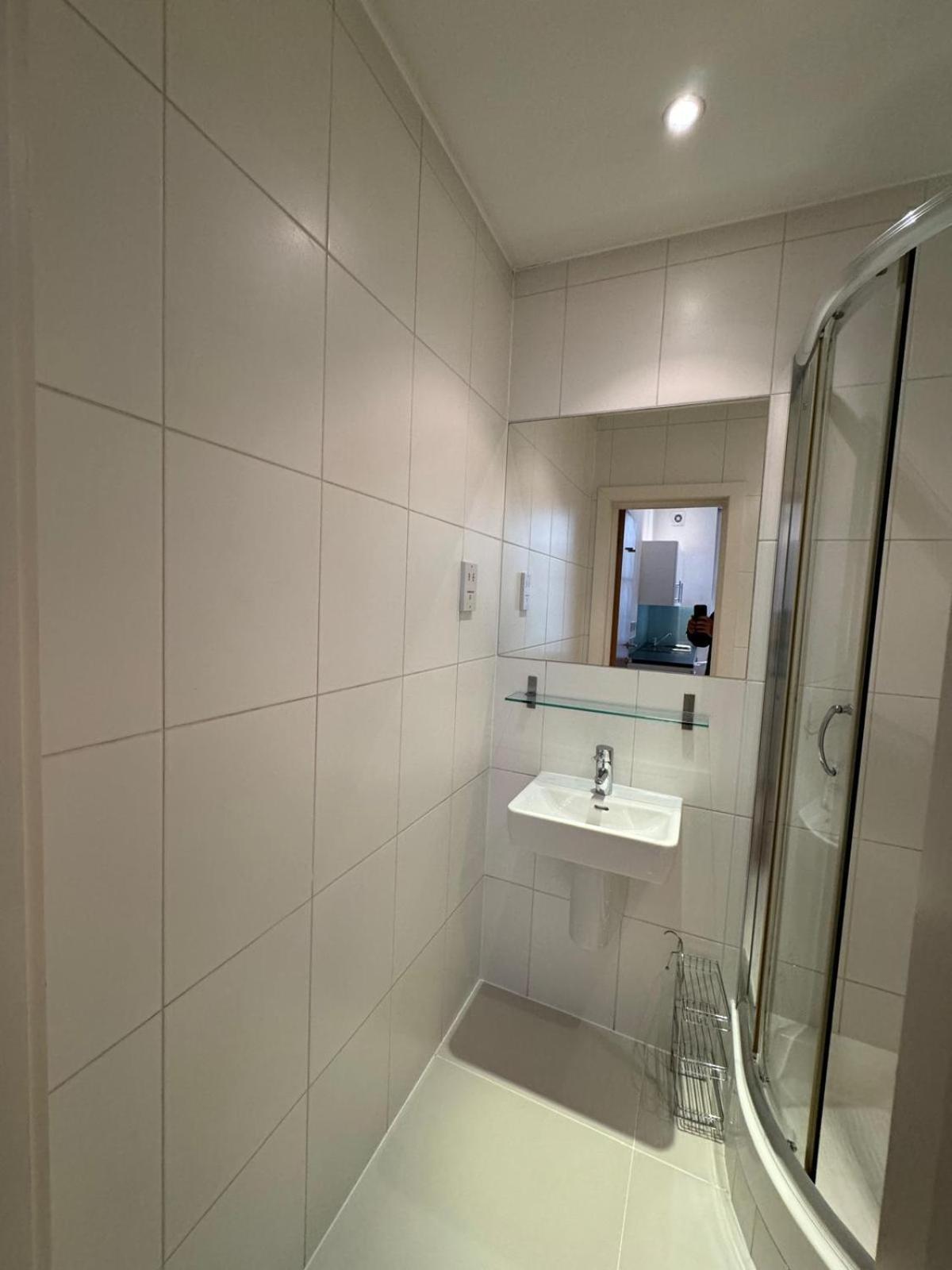 Bright And Airy One Bedroom Condo, Olympia, Kensington London Eksteriør billede