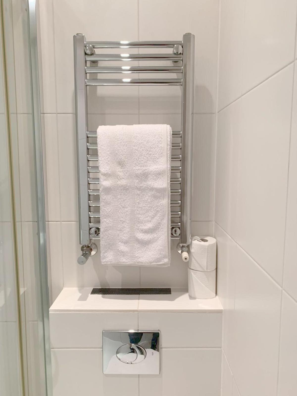 Bright And Airy One Bedroom Condo, Olympia, Kensington London Eksteriør billede