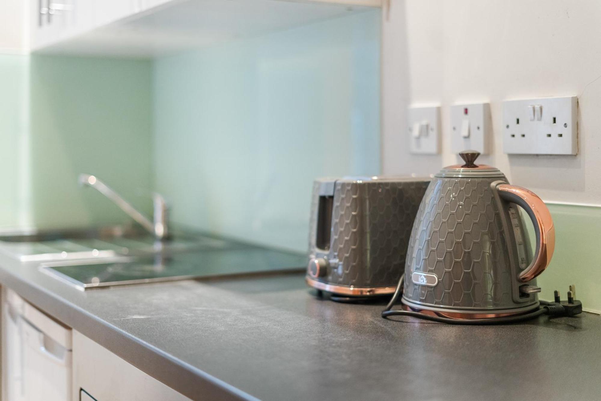 Bright And Airy One Bedroom Condo, Olympia, Kensington London Eksteriør billede