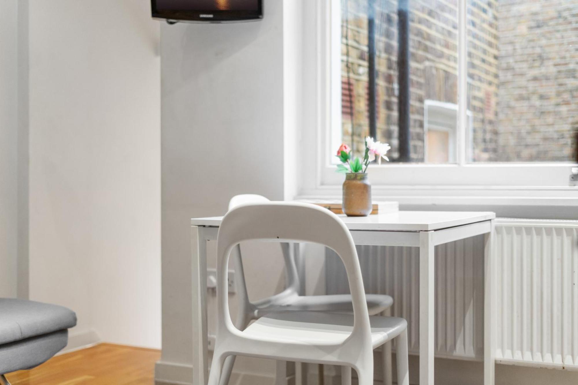 Bright And Airy One Bedroom Condo, Olympia, Kensington London Eksteriør billede