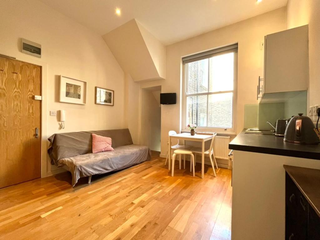 Bright And Airy One Bedroom Condo, Olympia, Kensington London Eksteriør billede