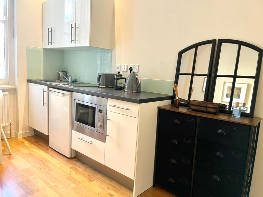 Bright And Airy One Bedroom Condo, Olympia, Kensington London Eksteriør billede