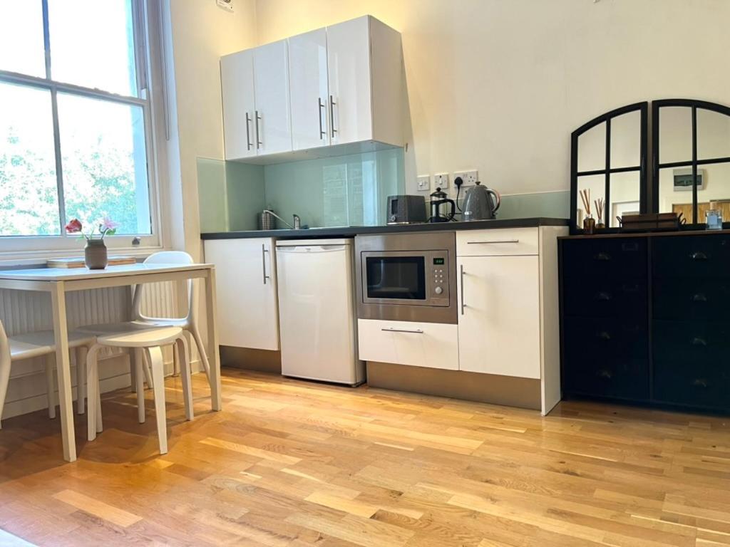 Bright And Airy One Bedroom Condo, Olympia, Kensington London Eksteriør billede