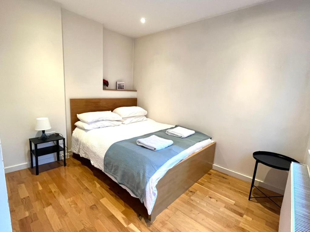 Bright And Airy One Bedroom Condo, Olympia, Kensington London Eksteriør billede