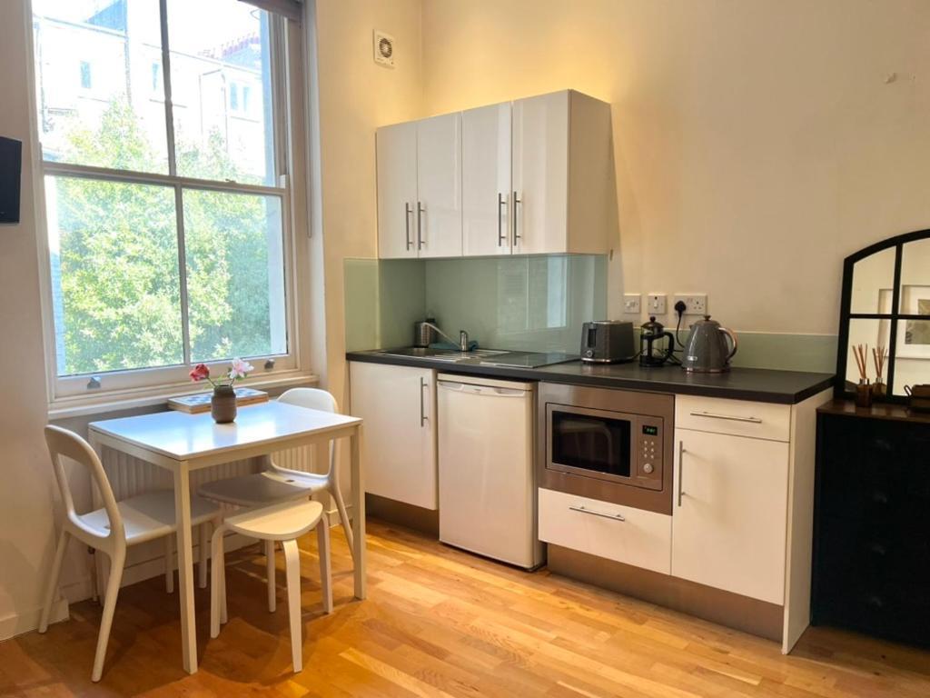 Bright And Airy One Bedroom Condo, Olympia, Kensington London Eksteriør billede
